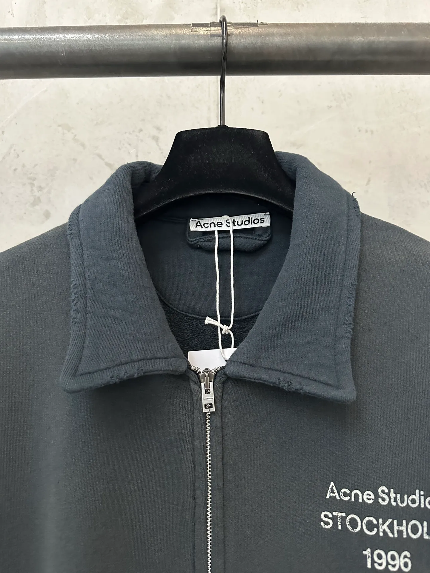 Acne Studios 26FW lapel zipper sweatshirt jacket. Fabric: Made of washed distressed terry cotton, ready-to-wear dyeing process, with Retro distressed and faded texture, and the edges of the collar are frayed and raw. Details: White embroidered text "Acne Studios STOCKHOLM" on the left chest; metal zipper (the original uses Lampo zipper); ribbed hem and cuffs, short length, optimized body proportions. The picture shows the carbon black/dark charcoal gray distressed color custom hardware, threads, accessories, plate alignment, men and women, Same Style Color: Dark Charcoal Gray, Light Green Size: XS S M L
